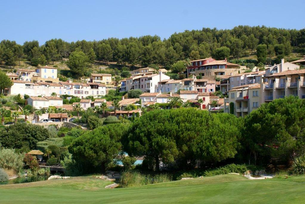 Hameau Des Amandiers-Vue Mer & Golf Сен Сир сюр Мер Екстериор снимка